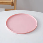 Bowls standing on the silicone feeding mat
