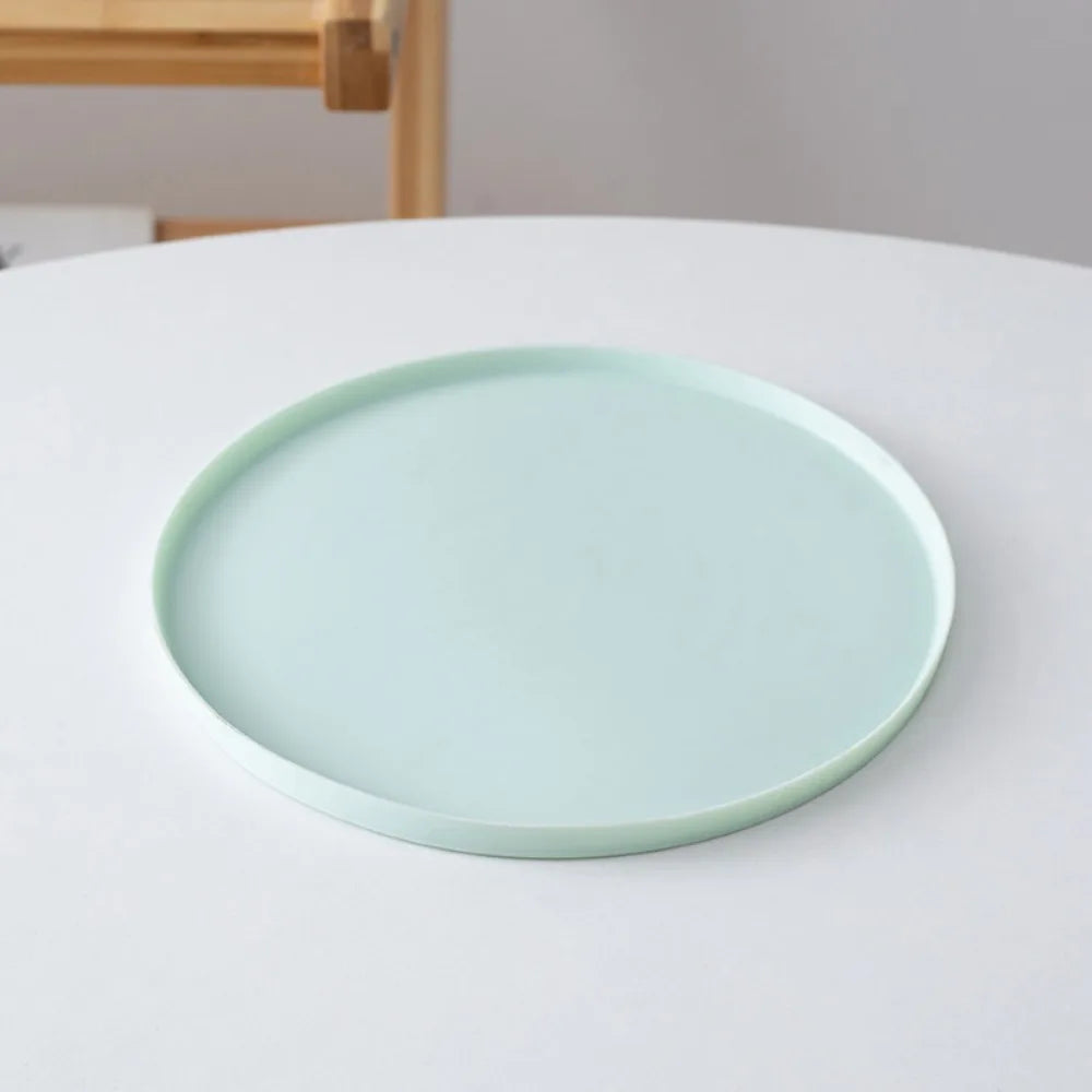 Silicone feeding mat with a raised lip
