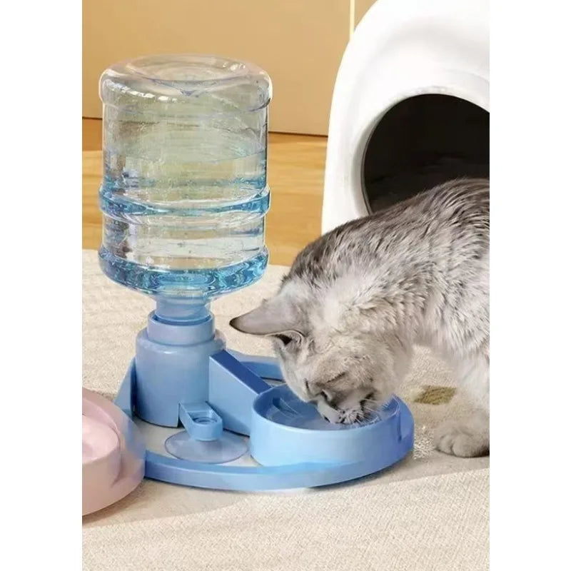 Portable gravity water dispenser for cats